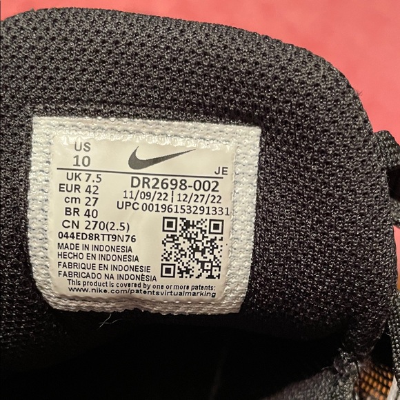 Nike Black and White Athletic Shoes - Picture 9 of 10